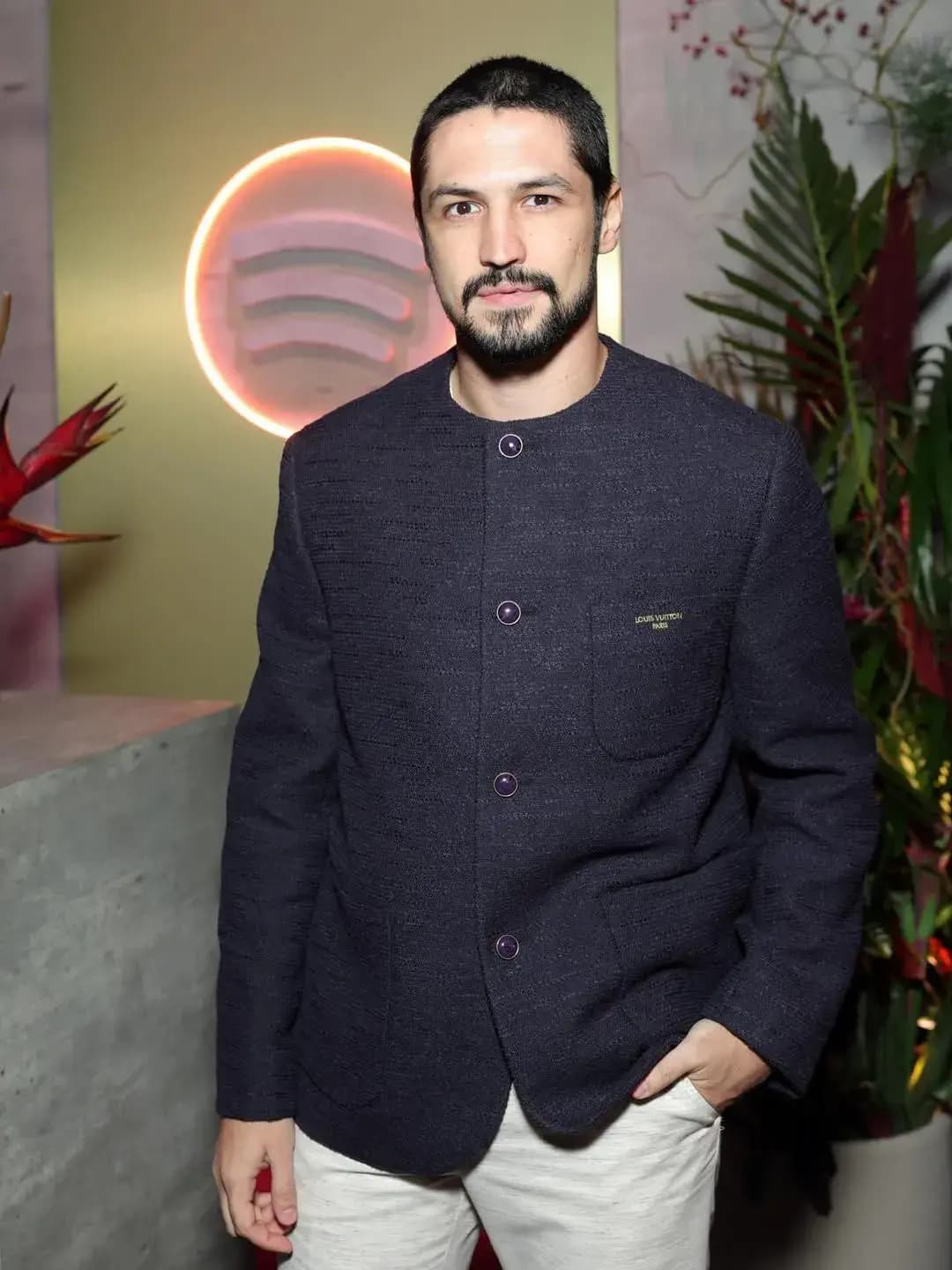 GABRIEL LEONE VESTINDO LOUIS VUITTON  - 0